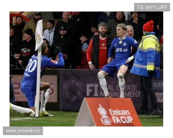 切尔西中场看似运转有序，实则缺了关键连接点，控不住节奏了