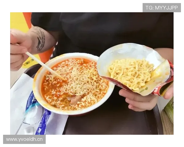 刷到管晨辰的家居照——鞋柜能开一间店，我继续吃泡面