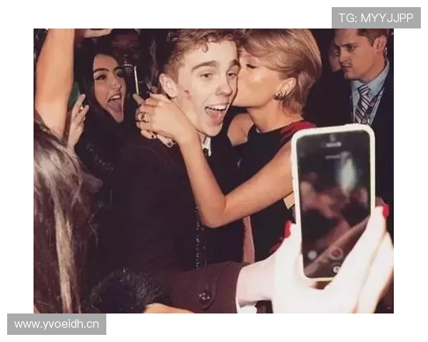 徐灿训练间隙偷偷戴上金链子，这画风，让隔壁明星羡慕死了