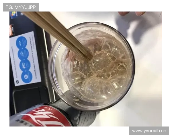 杨千霖家的冰箱里塞满了蛋白粉，连饮料都按克称着喝